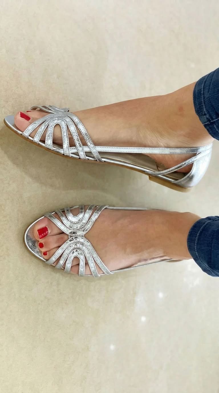 Eleonora | Goldene Sandalen Licht des Sommers