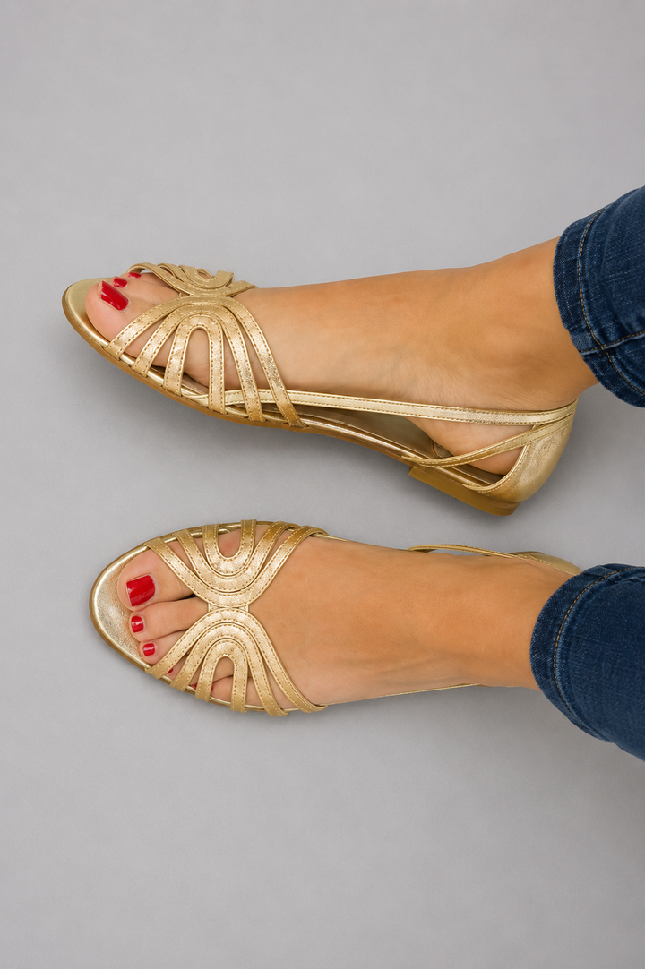 Eleonora | Goldene Sandalen Licht des Sommers