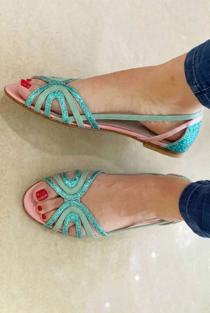 Eleonora | Goldene Sandalen Licht des Sommers