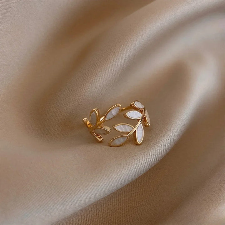Verstellbarer goldfarbener Ring mit weißem Opalblatt