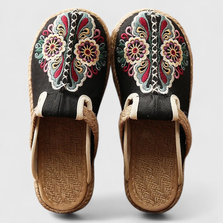 Clarize - Bestickte Flache Sandalen