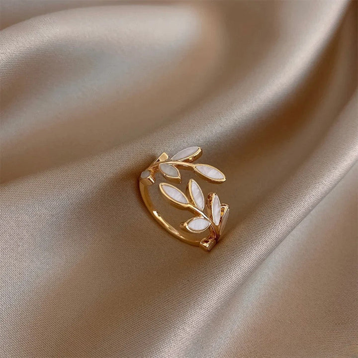 Verstellbarer goldfarbener Ring mit weißem Opalblatt